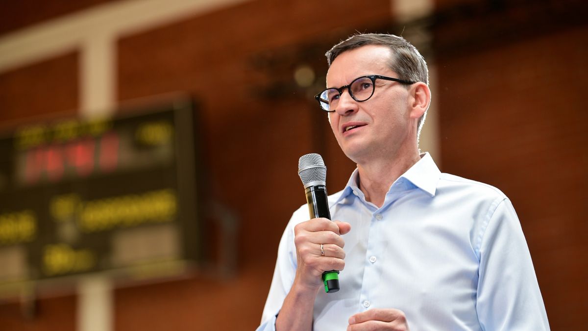 Mateusz MorawieckiPrzemys�aw Pi�tkowskikrajowa, Pis, polityk, polityka, prasowa, prasowy, premier, prezes RM, spotkanie z mieszka�cami, szef rz�du, wizyta