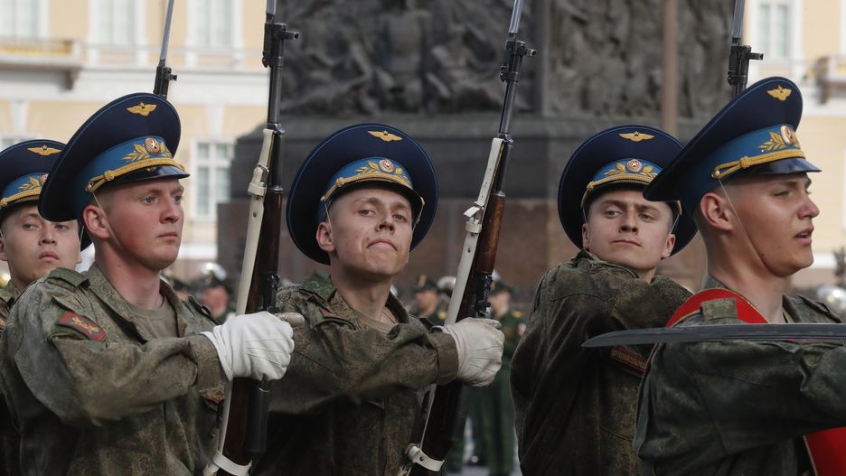 Russian military servicemen during the rehearsal for a military parade at the Dvortsovaya (Palace) Square in St. Petersburg, Russia, 25 April 2023. Russia will hold a Victory Day military parade on 09 May 2023 to mark the 78th anniversary of the capitulation of Nazi Germany in 1945. EPA/ANATOLY MALTSEV Dostawca: PAP/EPA.