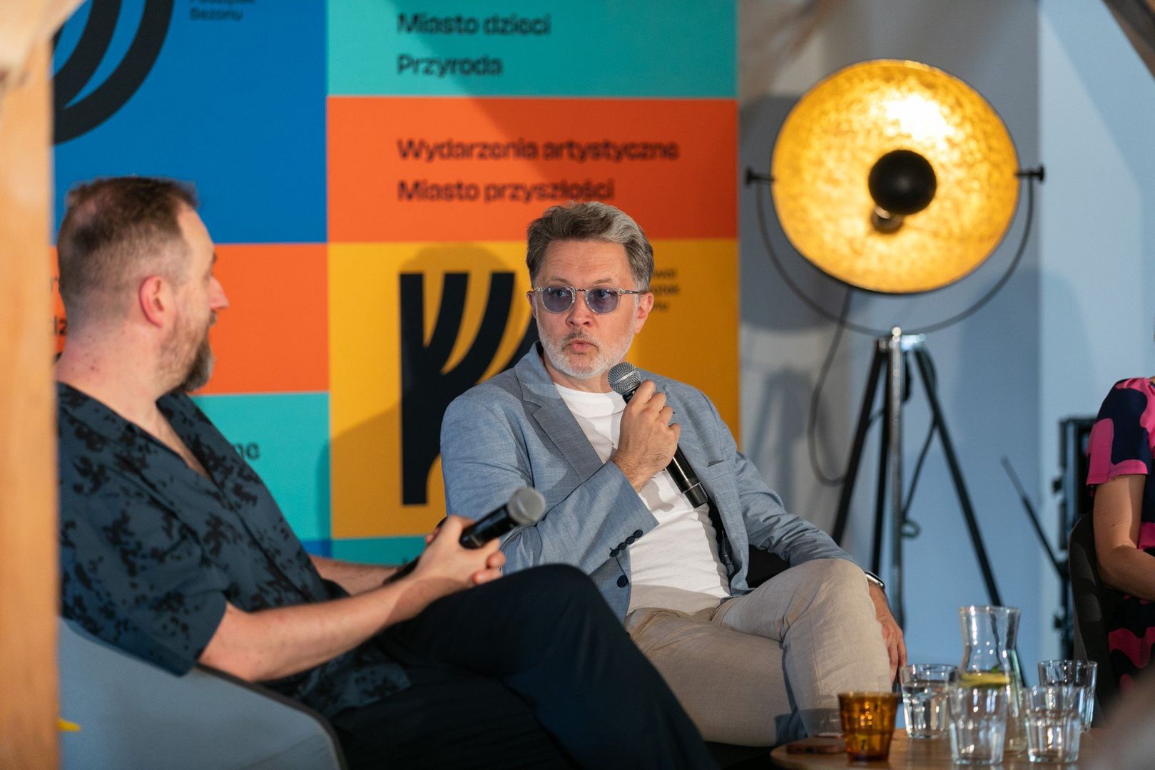 PIĄTEK 27 CZERWCAMCK:11.00: debata na temat wolności słowa w związku z 100. rocznicą powstania Polskiego PEN Clubu: Przemysław Wielgosz, Wiktoria Bieliaszyn, Grzegorz Gauden. Prowadzenie: Michał Nogaś12.00: „Jak zadebiutować?” – spotkanie z Kingą Sabak i Arkiem Kowalikiem. Prowadzenie: Justyna Sobolewska13.30: „Nadbagaż” – spotkanie z Michałem Rusinkiem. Prowadzenie: Emilia Walczak14.30: Miasto przyszłości: debata architektów: Ewa Kuryłowicz, Marcin Sadowski, Piotr Lewicki16.00: „«Wczoraj byłaś zła na zielono» i «Obstalunki», czyli granice eseju” – spotkanie z Elizą Kącką i Piotrem Pazińskim. Prowadzenie: Justyna Sobolewska17.15: „O czytaniu, bieganiu i kibicowaniu” – spotkanie z Julem Łyskawą i Pawłem Sołtysem. Prowadzenie: Monika Grabarek18.30: „Jak pisać biografię?” – spotkanie z autorkami opowieści o Tadeuszu Borowskim i Tadeuszu Boyu-Żeleńskim: Martą Byczkowską-Nowak i Moniką Śliwińską. Prowadzenie: Justyna Sobolewska19.45: „Niedopolska?” – debata wokół „Kieszonkowej metropolii”, Ziem Odzyskanych i poniemieckości: Michał Tabaczyński, Karolina Ćwiek-Rogalska, Sławomir Sochaj. Prowadzenie: Maciej RobertBarka Lemara21.30: potańcówka z Michałem Nogasiem