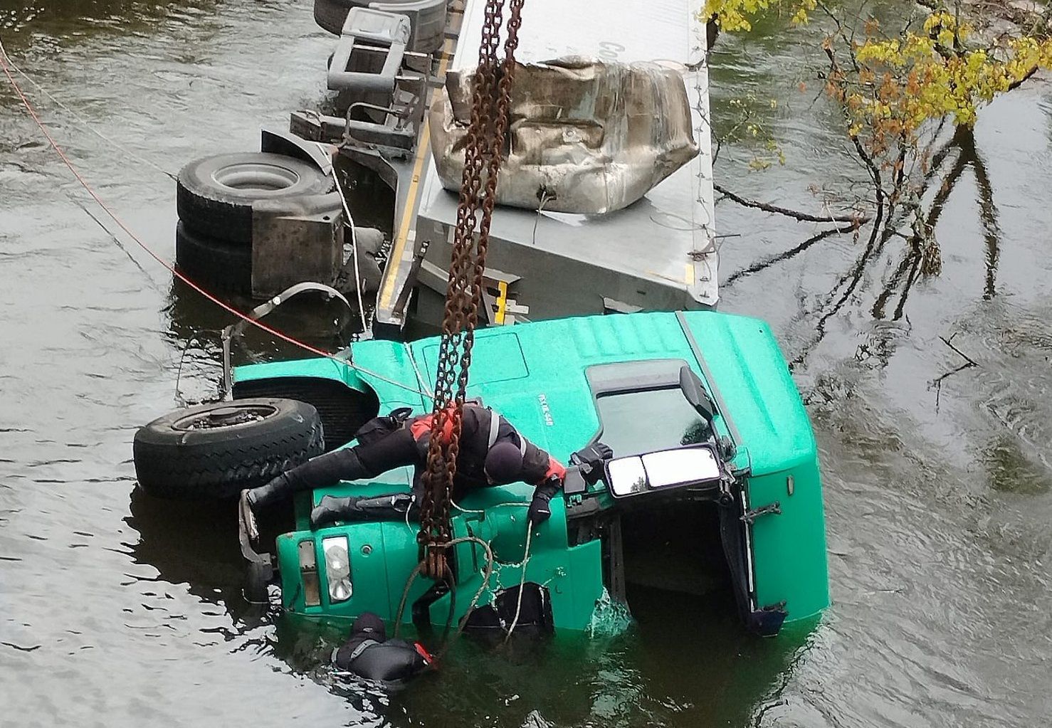 Ciężarówka z naczepą wylądowała w rzece