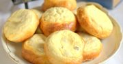Przedwojenny przepis na mięciutkie bułeczki z serowym nadzieniem. Ślinka cieknie