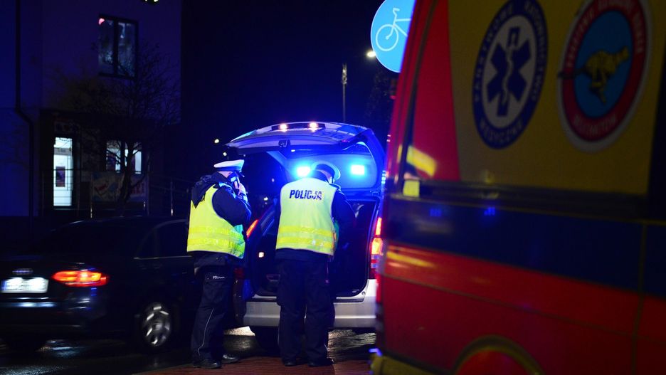 Kolejna ofiara feralnego przej?cia dla pieszych w Be?chatowie
Fot. Adam Staskiewicz / East News. Belchatow Al. Wyszynskiego 03.01.2018. W feralnym miejscu znow doszlo do ludzkiej tragedii. Kierowca nie ustapil pierwszenistwa 16 letniej pieszej. W wyniku potracenia i doznanych obrazen poszkodowana zabrala karetka pogotowia do belchatowskiego szpitala. Miejsce to jest  tragiczne, bo kilka lat temu zginelo tam dziecko pod kolami ciezarowki N/Z miejsce potracenia, karetka pogotowia, policja
Adam Staskiewicz
