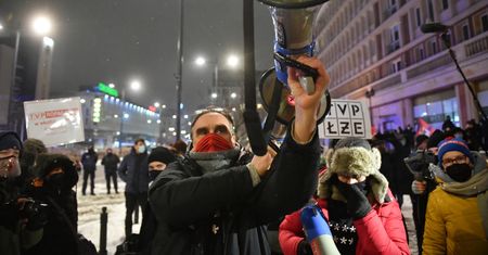 Protest mediów. Strajk Kobiet wyszedł na ulice. Protest przed siedzibą TVP. "Propaganda jest obrzydliwa"