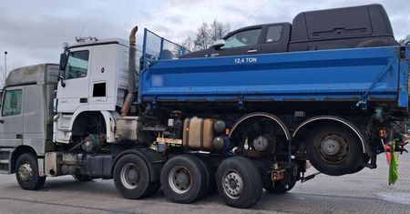 Ciężarówka na ciężarówce, a na niej pickup. Kara nie mogła być inna