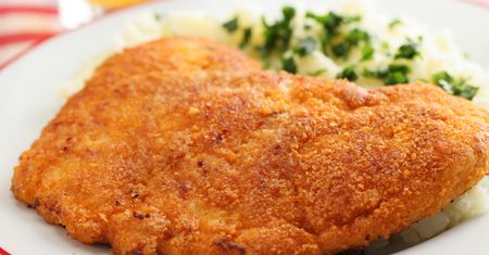 Tak zrobisz kotlet na cały talerz. Sposób mam od znajomej kucharki z baru mlecznego