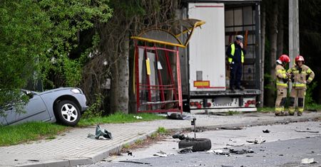 Pod Rzeszowem tir wjechał w przystanek. "Najciężej ranny kierowca hyundaia"