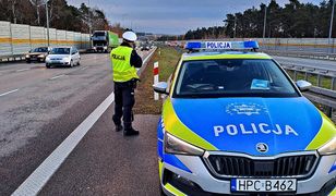 Młody człowiek szedł drogą ekspresową. Pilna interwencja policji