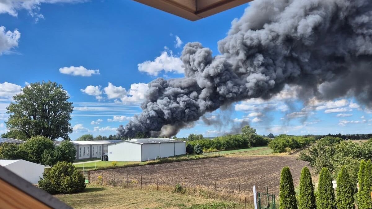 Pożar hali przy ul. Kasprowicza, czarny dym nad Lublinem