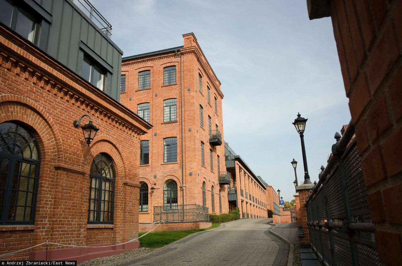 Zwłoki młodych ludzi na klatce schodowej. Zatrzymano 35-latka