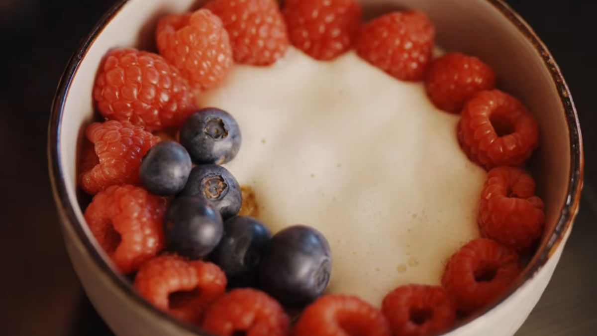 Kawowa owsianka z mleczną pianką