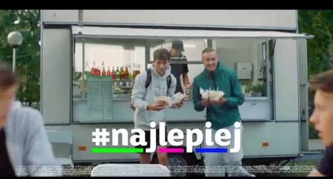 Codzienne sytuacje z życia młodzieży w nowej reklamie mBanku (wideo)