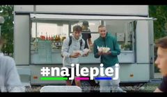 Codzienne sytuacje z życia młodzieży w nowej reklamie mBanku (wideo)