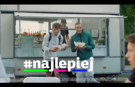 Codzienne sytuacje z życia młodzieży w nowej reklamie mBanku (wideo)