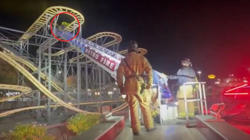 Nastolatki uwięzione na rollercoasterze