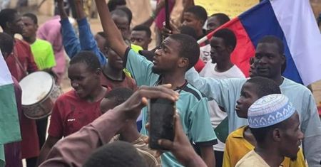 Rosyjskie flagi na manifestacjach w Nigerii. To nie jest przypadek