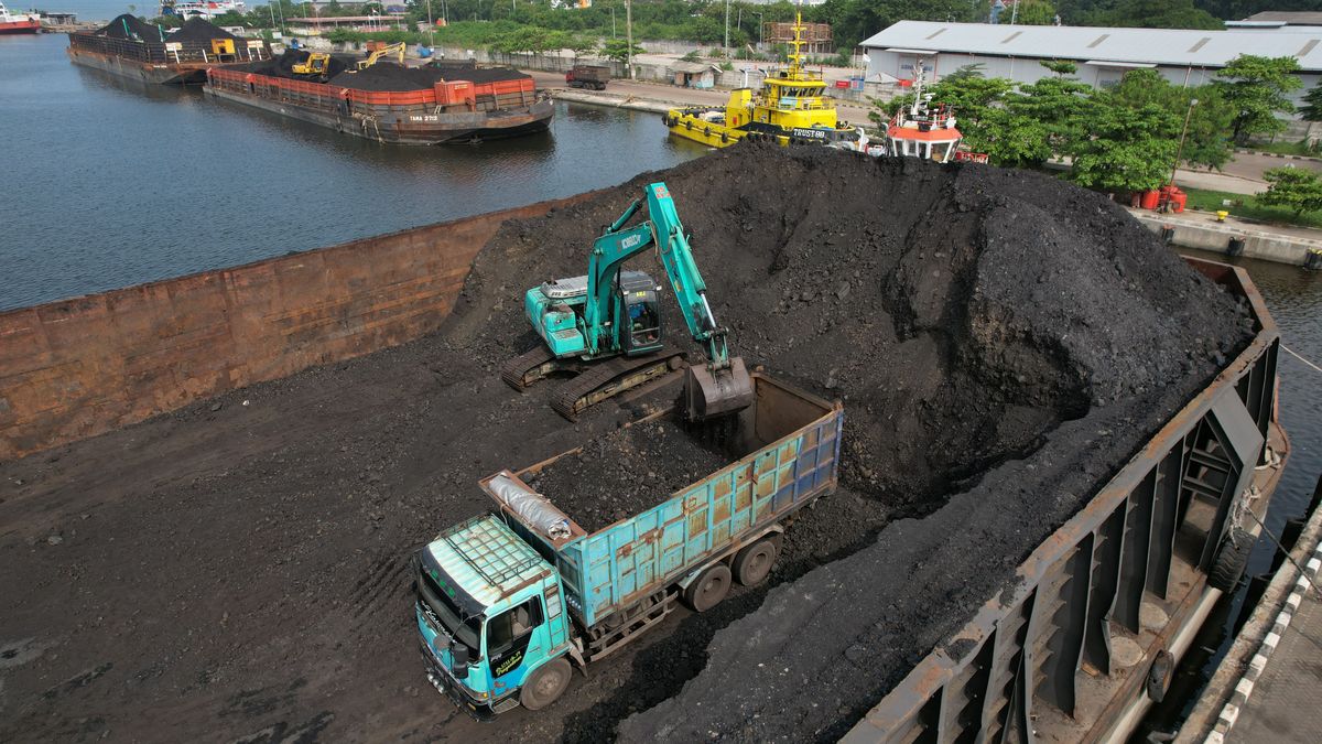 Coal on a barge loaded onto a truck at Cirebon Port in West Java, Indonesia, on Wednesday, May 11, 2022. Trade has been a bright spot for Indonesia, which has served as a key exporter of coal, palm oil and minerals amid a global shortage in commodities after Russias invasion of Ukraine. Photographer: Dimas Ardian/Bloomberg via Getty Images