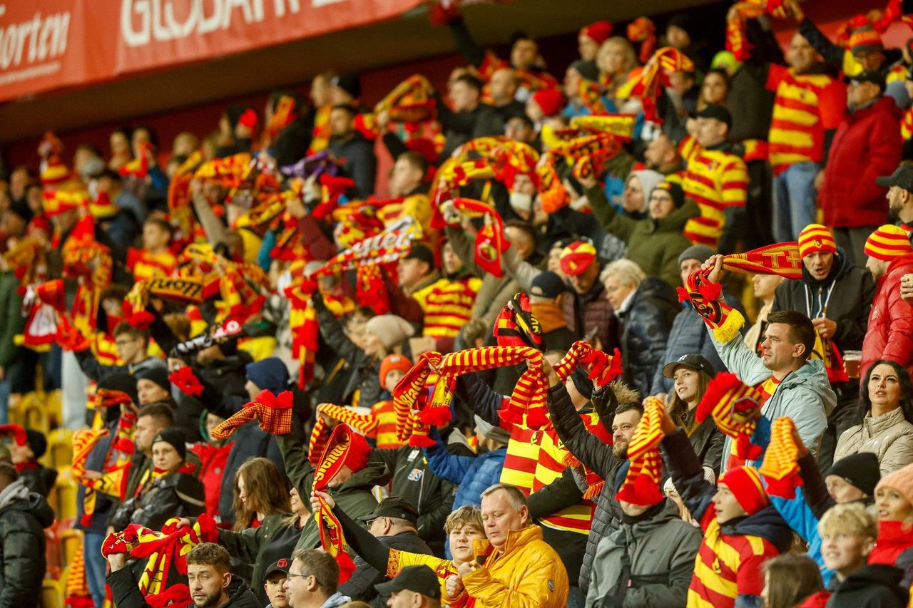 Z trybun. Kibice Jagiellonii szaleją na trybunach Chorten Areny. Zobacz doping fanów lidera Ekstraklasy na meczu z Arką Gdynia