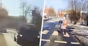 Niebezpieczny manewr kierowcy mercedesa. Kobieta na przejściu zamarła