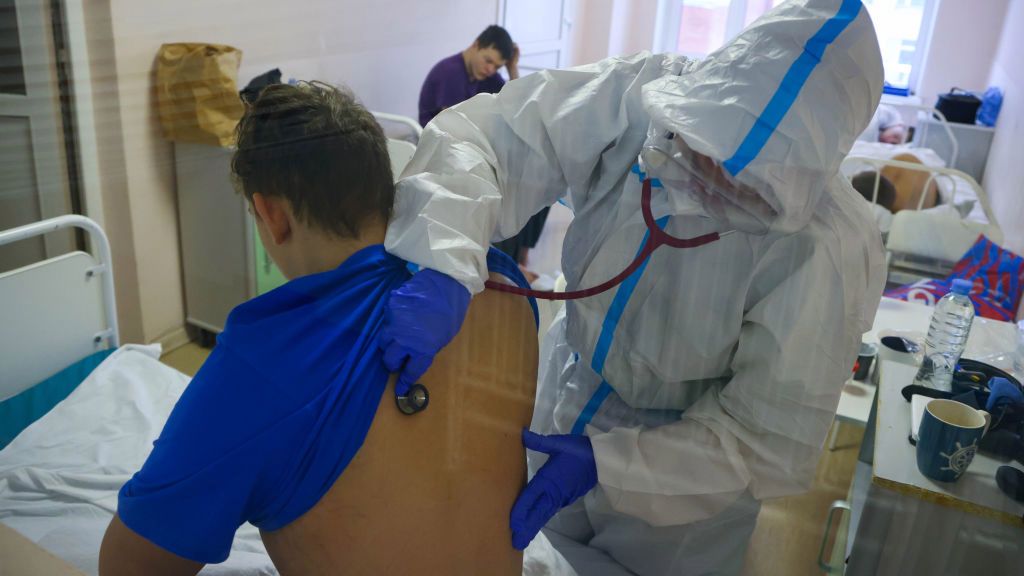 Ból pleców jest jednym z 20 najczęstszych objawów Omikronu. Najczęściej pojawia się w dolnym odcinku