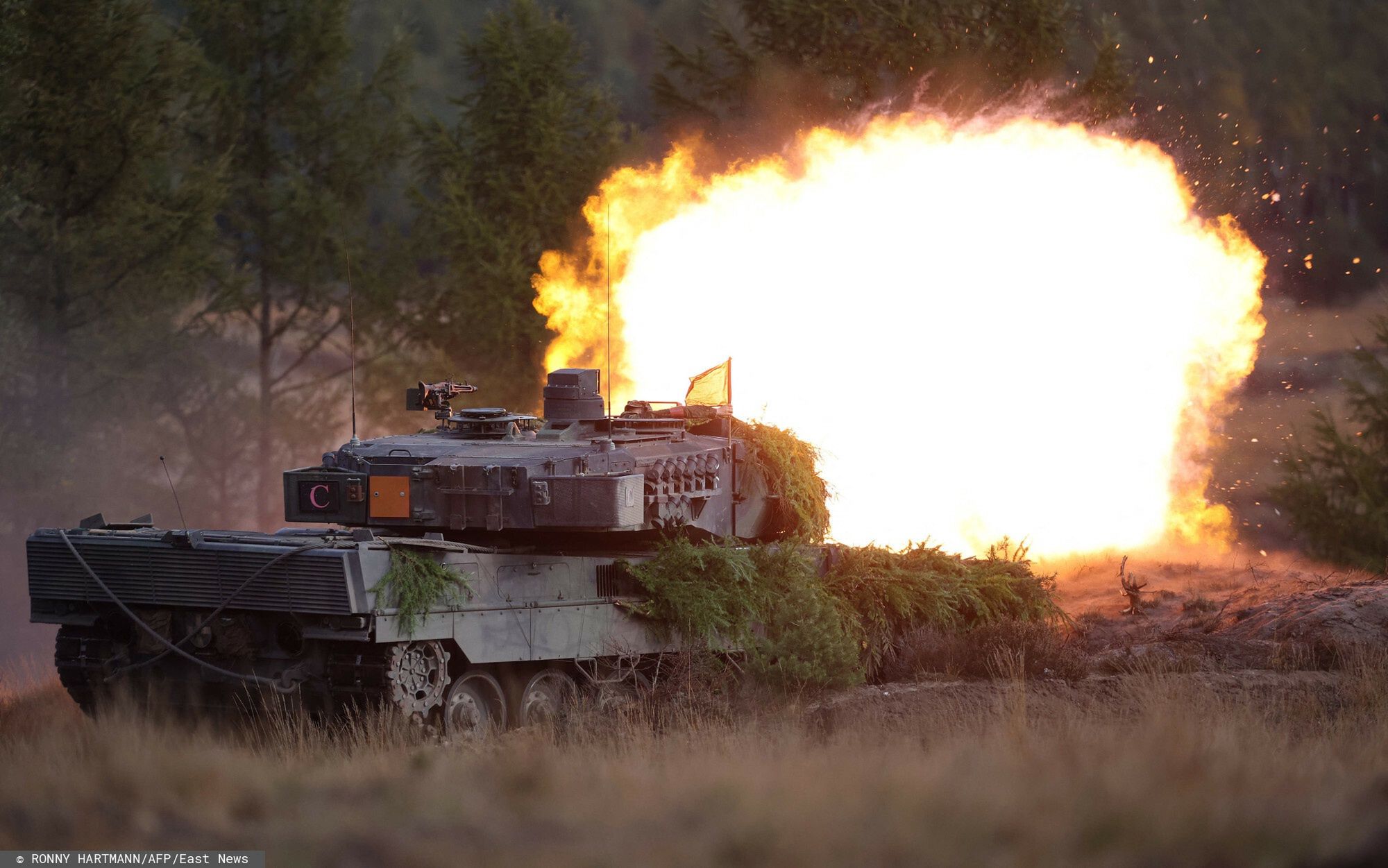 arch54
A Leopard 2 main battle tank of the German armed forces Bundeswehr shoots during a visit by the German Chancellor of  the troops during a training exercise at the military ground in Ostenholz, northern Germany, on October 17, 2022. - Germany on January 25, 2023 approved the delivery of Leopard 2 tanks to Ukraine, after weeks of pressure from Kyiv and many allies. Berlin will provide a company of 14 Leopard 2 A6 tanks from the Bundeswehr stocks and is also granting approval for other European countries to send tanks from their own stocks to Ukraine, a government spokesman said in a statement. (Photo by Ronny Hartmann / AFP)
RONNY HARTMANN