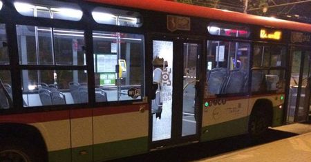 Wandal butelką wybił szybę w autobusie. Uciekł w nieznanym kierunku