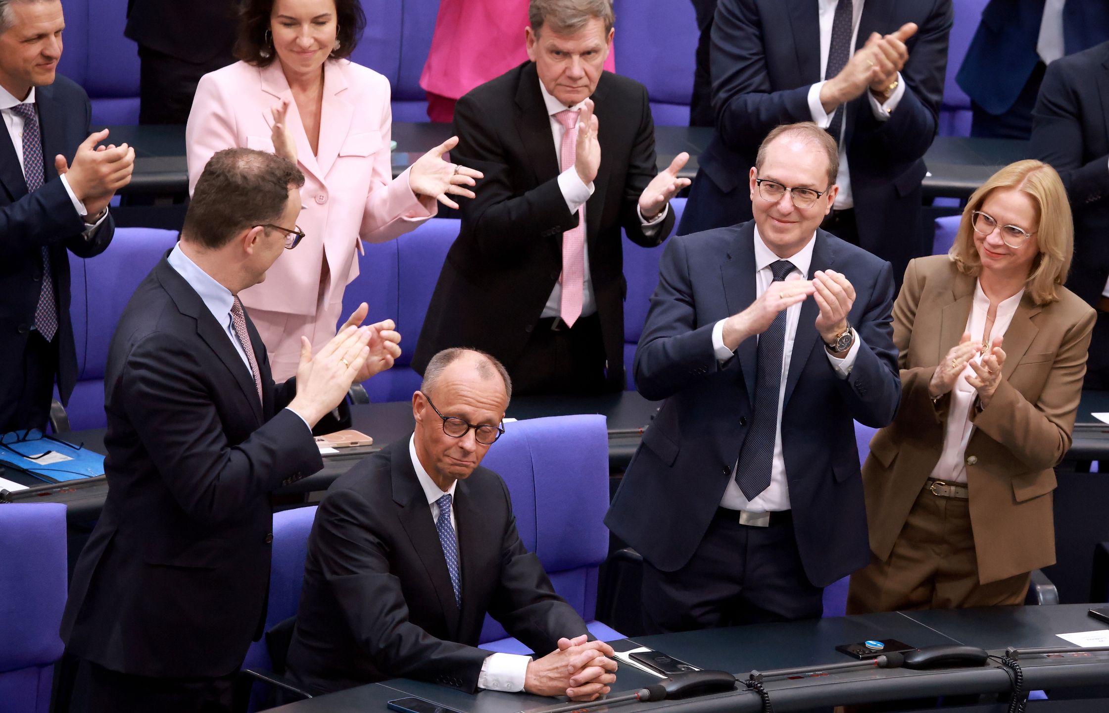 German Chancellor Friedrich Merz (2-L) is applauded after his election at the Bundestag in Berlin, Germany, 06 May 2025. The new German government is expected to be formed between the Union parties of Christian Democratic Union (CDU) and Christian Social Union (CSU) and the coalition partner Social Democratic Party (SPD). EPA/CLEMENS BILAN Dostawca: PAP/EPA.