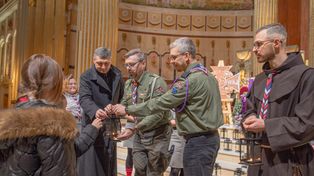 Licheń: Harcerze przekazali Betlejemskie Światło Pokoju