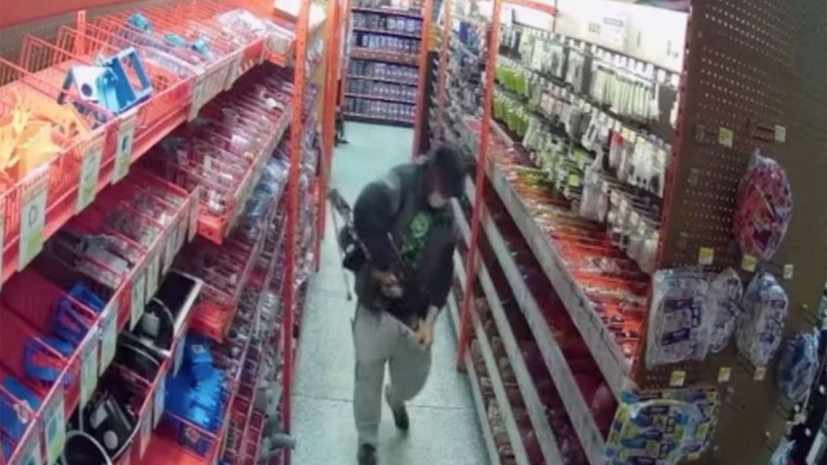 Złodziej został przyłapany przez kamery monitoringu