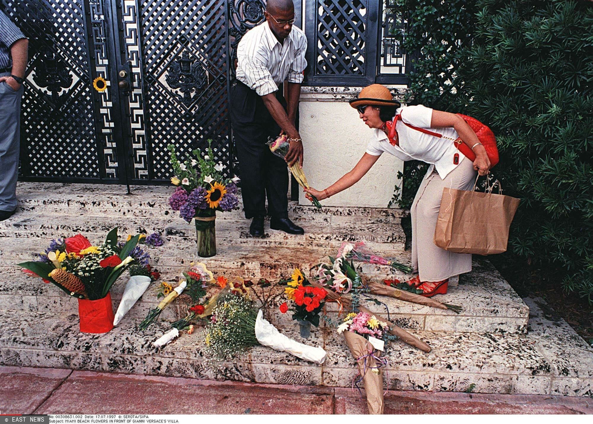 HOLD DLA GIANNI VERSACEPHOTO: EAST NEWS/SIPA PRESS MIAMI BEACH: FLOWERS IN FRONT OF GIANNI VERSACE'S VILLA"SEROTA PHOTOGRAPHE" "DEPOT DE GERBE"U.S.A. MIAMI "MIAMI BEACH" FLEUR RESIDENCEMAISON "VERSACE GIANNI A PROPOS" "MORT APROPOS" "IMAGE NUMERISEE" ASSASSINATHOMMAGE  00308631SEROTA/SIPA
