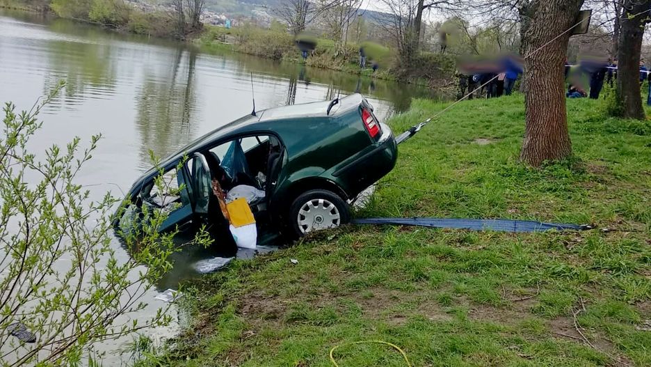 Auto wjechało do stawu