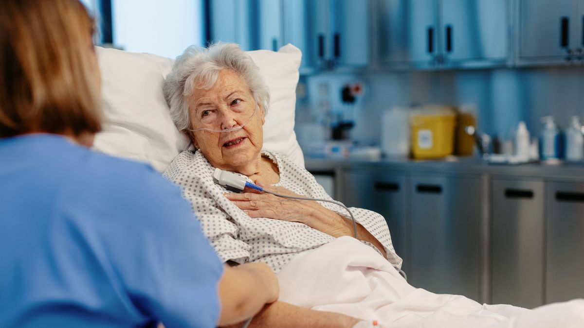 Seniorzy porzucani na święta w szpitalach