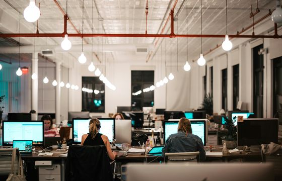 Tylu dziennikarzy zwolniono w 2025 roku. Dane mogą zaskakiwać