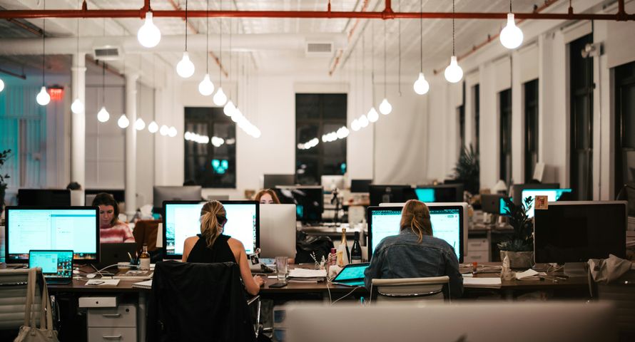 Tylu dziennikarzy zwolniono w 2025 roku. Dane mogą zaskakiwać