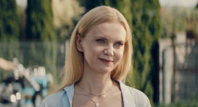 Olga Borys i Wojciech Majchrzak rozmawiają z sąsiadką w kampanii Aegon (wideo)