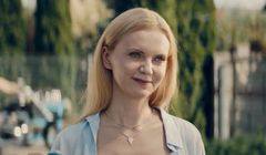 Olga Borys i Wojciech Majchrzak rozmawiają z sąsiadką w kampanii Aegon (wideo)