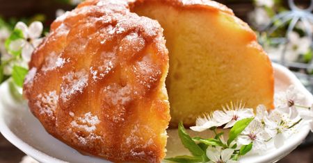 Wlej szklankę do masy. Babka będzie wilgotna nawet kilka dni, a do tego 2x bardziej puszysta i miękka