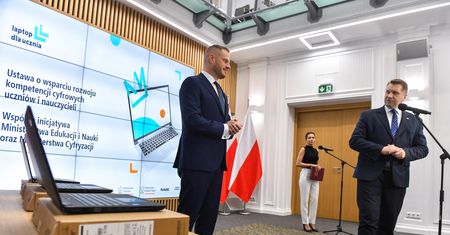 Laptopy dla uczniów i nauczycieli. Ministerstwo mówi o zasadach