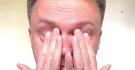 Wybory 2020. Szymon Hołownia popłakał się nad konstytucją. Politolog komentuje