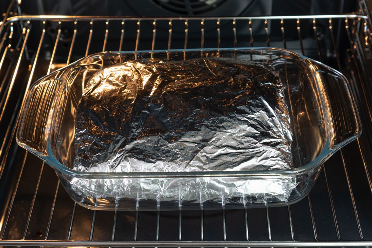 Której strony folii aluminiowej używać do pieczenia?