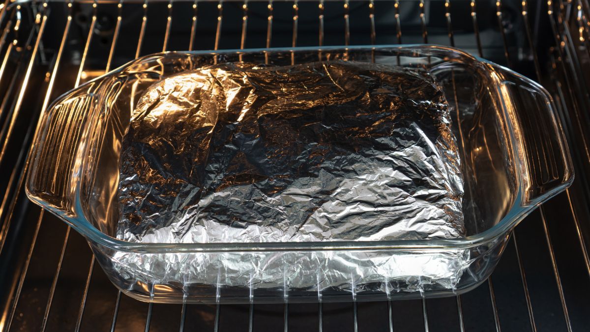 Której strony folii aluminiowej używać do pieczenia?