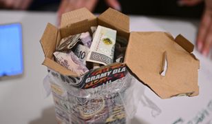 Złodziej ukrywał się pod kołdrą. Ukradł puszkę WOŚP