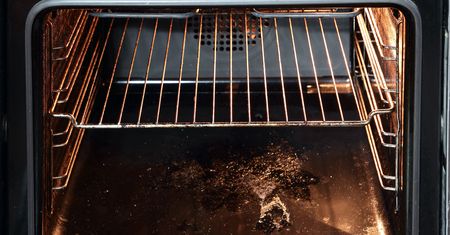 Posmaruj wnętrze piekarnika. Po 30 minutach będzie lśnił jak nowy
