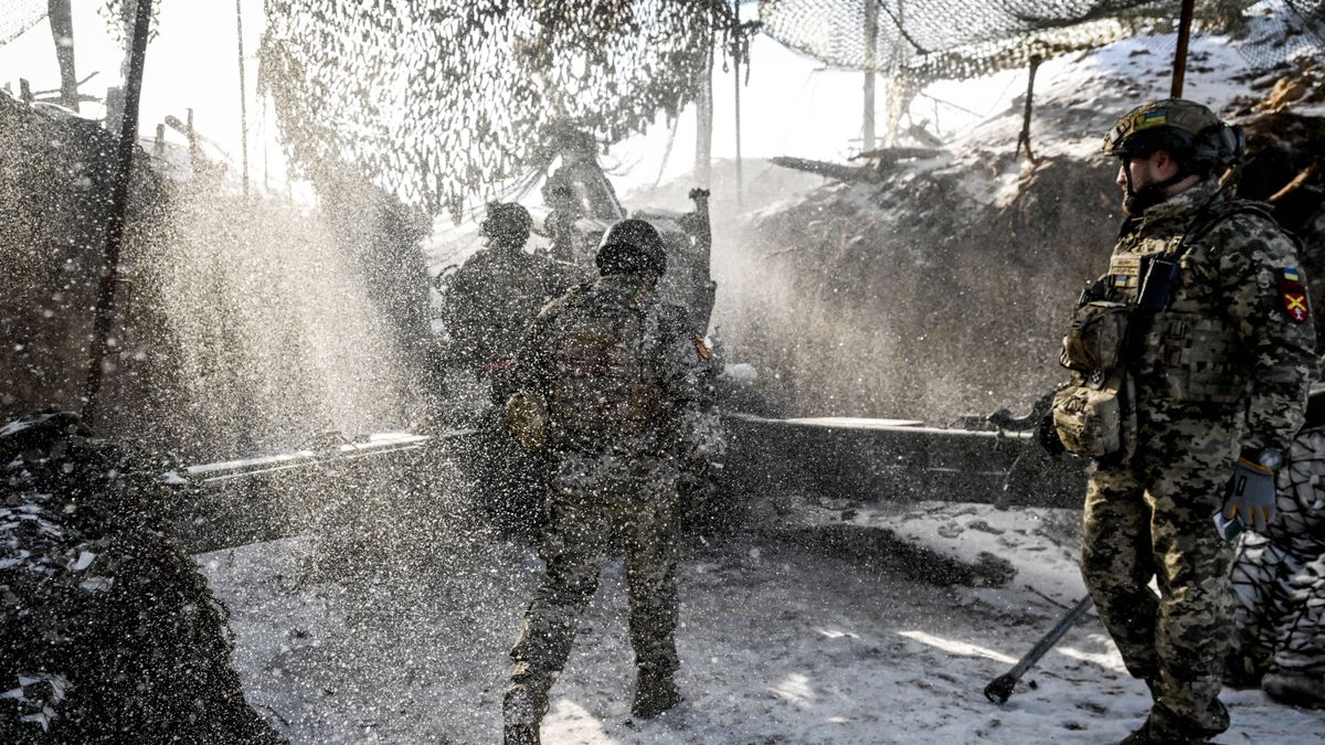 Soldiers of the artillery crew of the 44th Separate Artillery Brigade named after Hetman Danylo Apostol stand by the FH70 howitzer under the falling snow, Zaporizhzhia region, Ukraine, on February 21, 2025 (Photo by Dmytro Smolienko/Ukrinform) 
Dostawca: PAP/UKRINFORM
Dmytro Smolienko
serviceman, soldier, artillery crew, FH70 howitzer, artillery brigade, artilleryman, war in Ukraine, Russian-Ukrainian war, Zaporizhzhia direction, Zaporizhzhia region