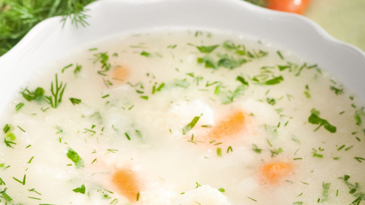 Zupa kalafiorowa w takim wydaniu to prawdziwa uczta