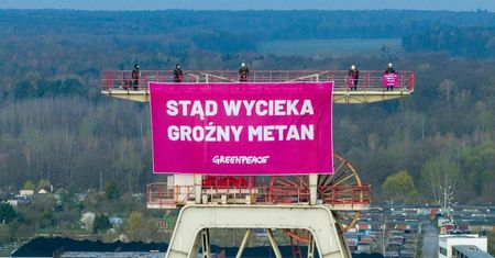 Aktywiści Greenpeace w kopalni. Wspięli się na 55-metrowy szyb