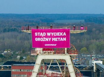 Aktywiści Greenpeace w kopalni. Wspięli się na 55-metrowy szyb