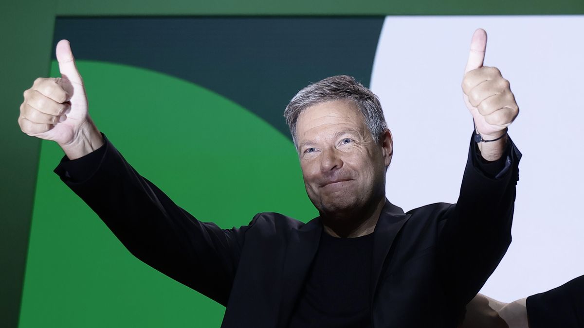 German Economy and Climate Minister Robert Habeck reacts following his election as a candidate for Chancellor of green party during the annual Federal Delegates Conference in Wiesbaden, Germany, 17 November 2024. The 50th annual Federal Delegates Conference 2024 of Green party (Die Gruenen) runs from 15 to 17 November 2024 in Wiesbaden. EPA/RONALD WITTEK Dostawca: PAP/EPA.