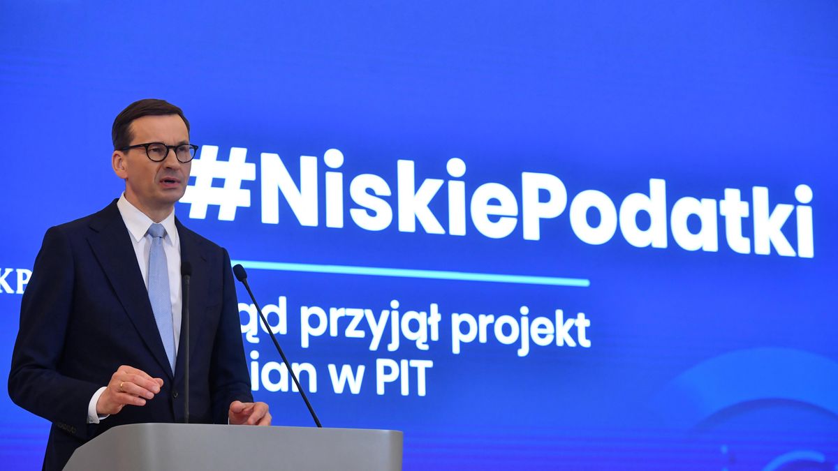 Mateusz Morawiecki
Warszawa, 22.04.2022. Premier Mateusz Morawiecki podczas konferencji prasowej w KPRM w Warszawie, 22 bm. Rz�d przyj�� projekt nowelizacji ustawy o PIT, kt�ry zak�ada obni�enie od 1 lipca br. dolnej stawki tego podatku z 17 do 12 proc. (pn/doro) PAP/Piotr Nowak
Piotr Nowak
briefing, dla medi�w, finanse, konferencja, KPRM, polityk, polityka, prasowa, premier, wiceminister, niskie podatki