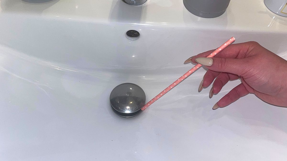 Słomka włożona do odpływu