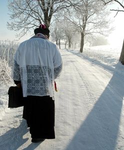 Otworzyć czy udawać, że nikogo nie ma? Polacy o wizycie księdza